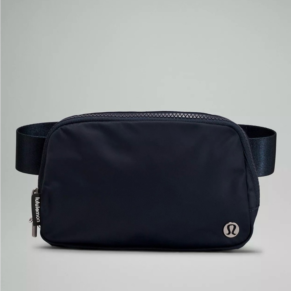 New lululemon athletica navy blue everywhere belt bag 1L